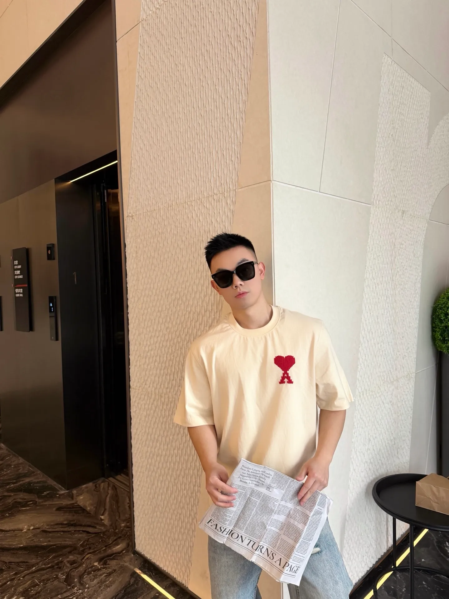 [Upper body picture] Ami braided love embroidered short sleeves (apricot color)